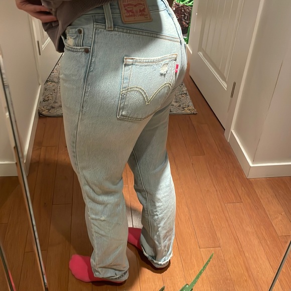 Levi’s Straigh Leg , light wash , mildly distressed Jeans - Picture 3 of 8